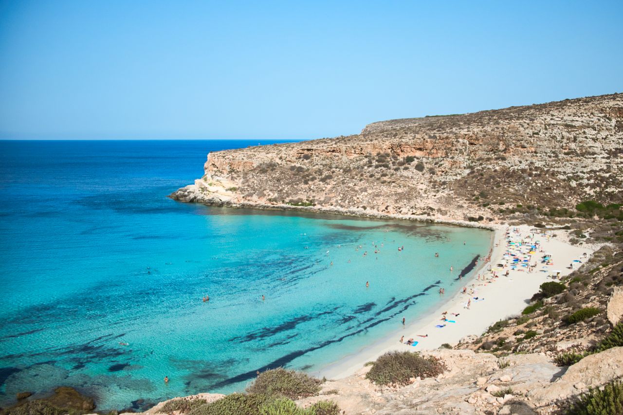 Rabbit Beach in Sizilien mit seinen atemberaubenden türkisfarbenen Gewässern und sandigen Küsten.