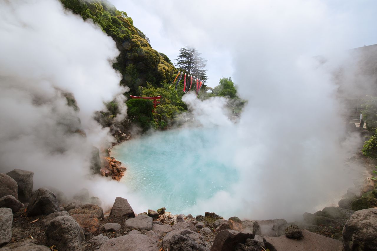 Geothermische heiße Quelle mit Dampf und steiniger Umgebung in Beppu, Japan, bekannt für seine heißen Quellen.