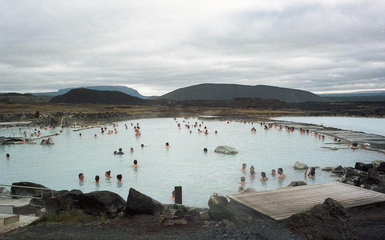Menschen genießen Entspannung in einem natürlichen geothermischen Spa in Reykjavík, Island.