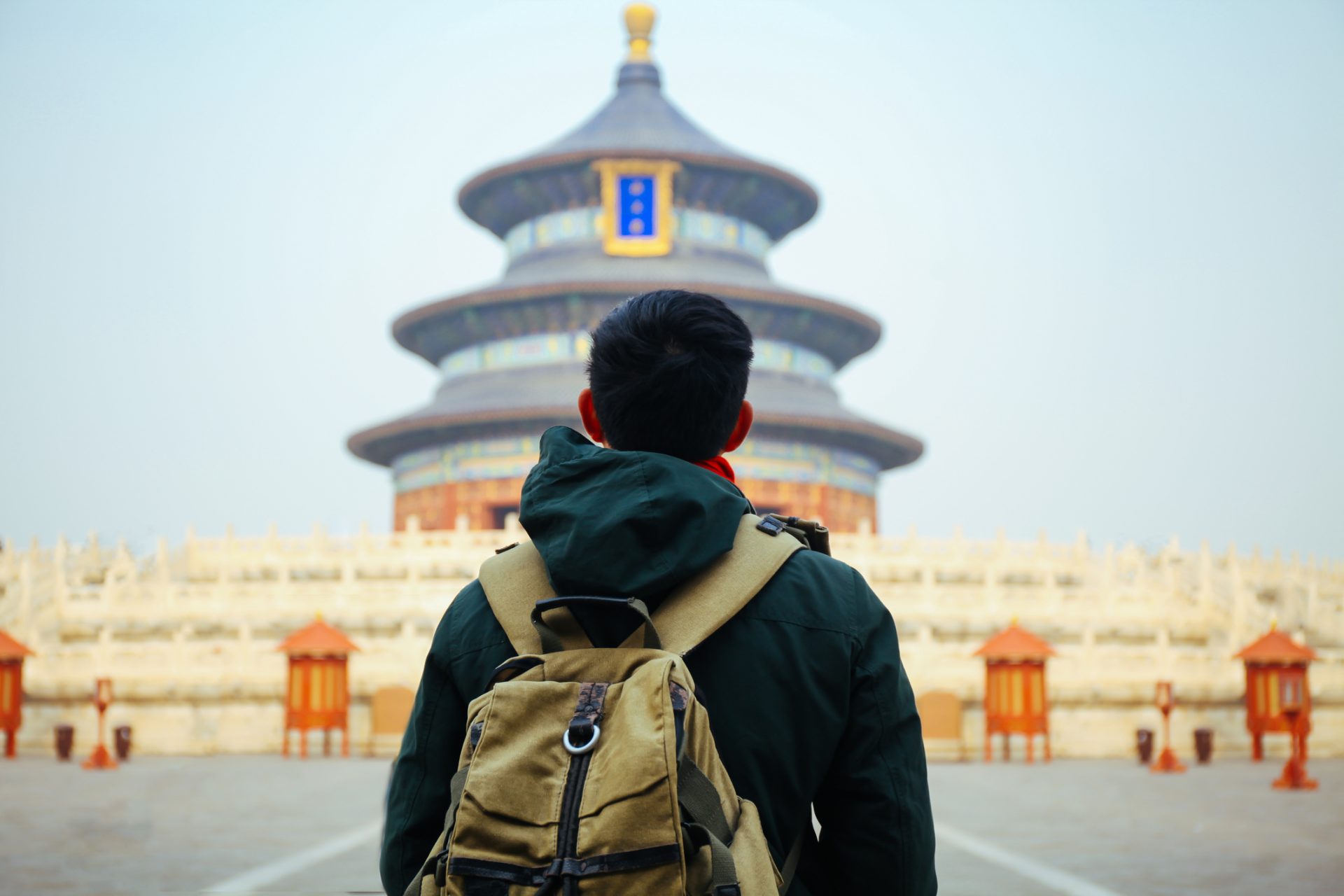 Junger Reisender steht vor dem Tempel des Himmels in Peking, China.