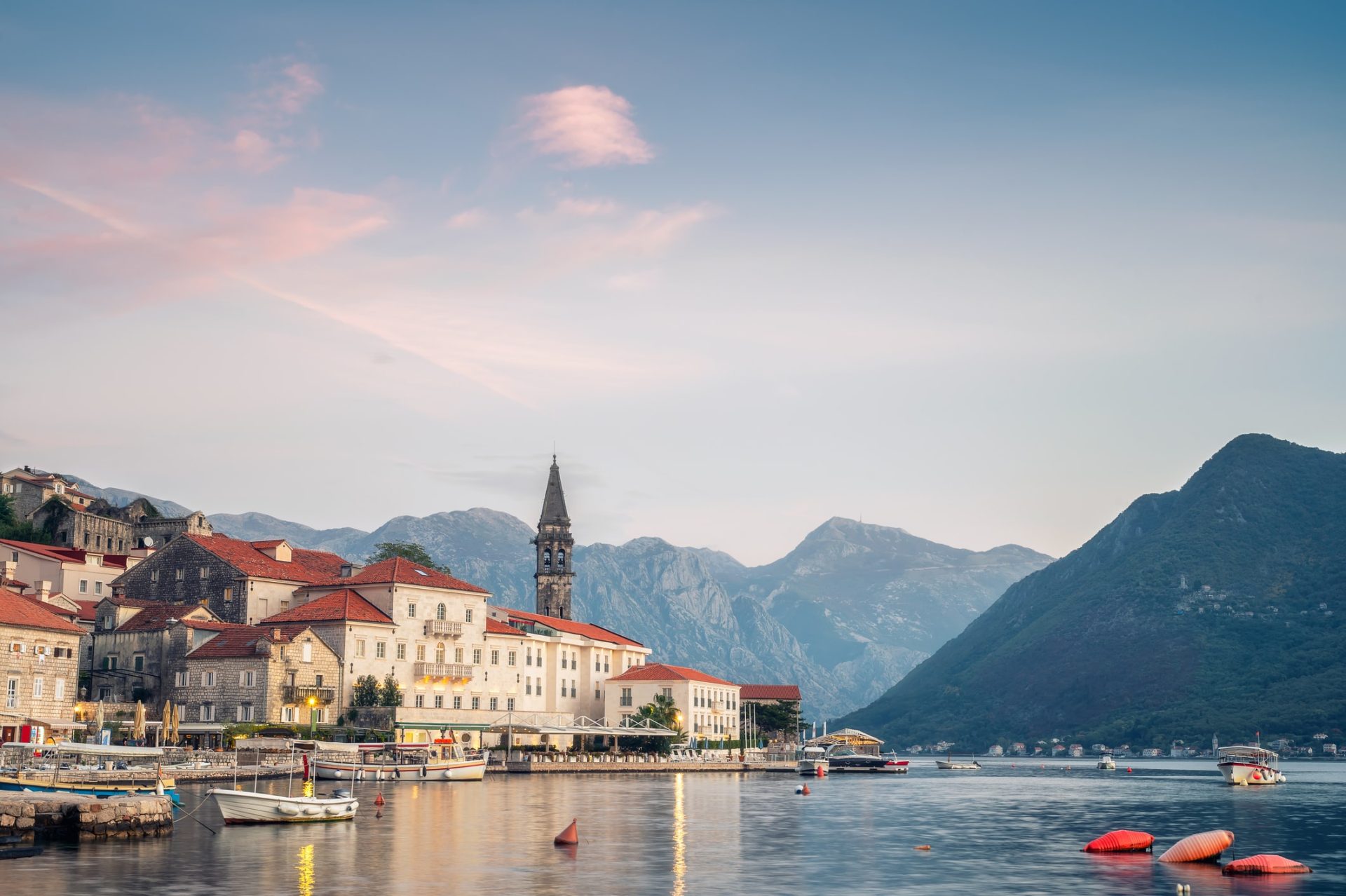 Malerische Stadt Perast in der Bucht von Kotor