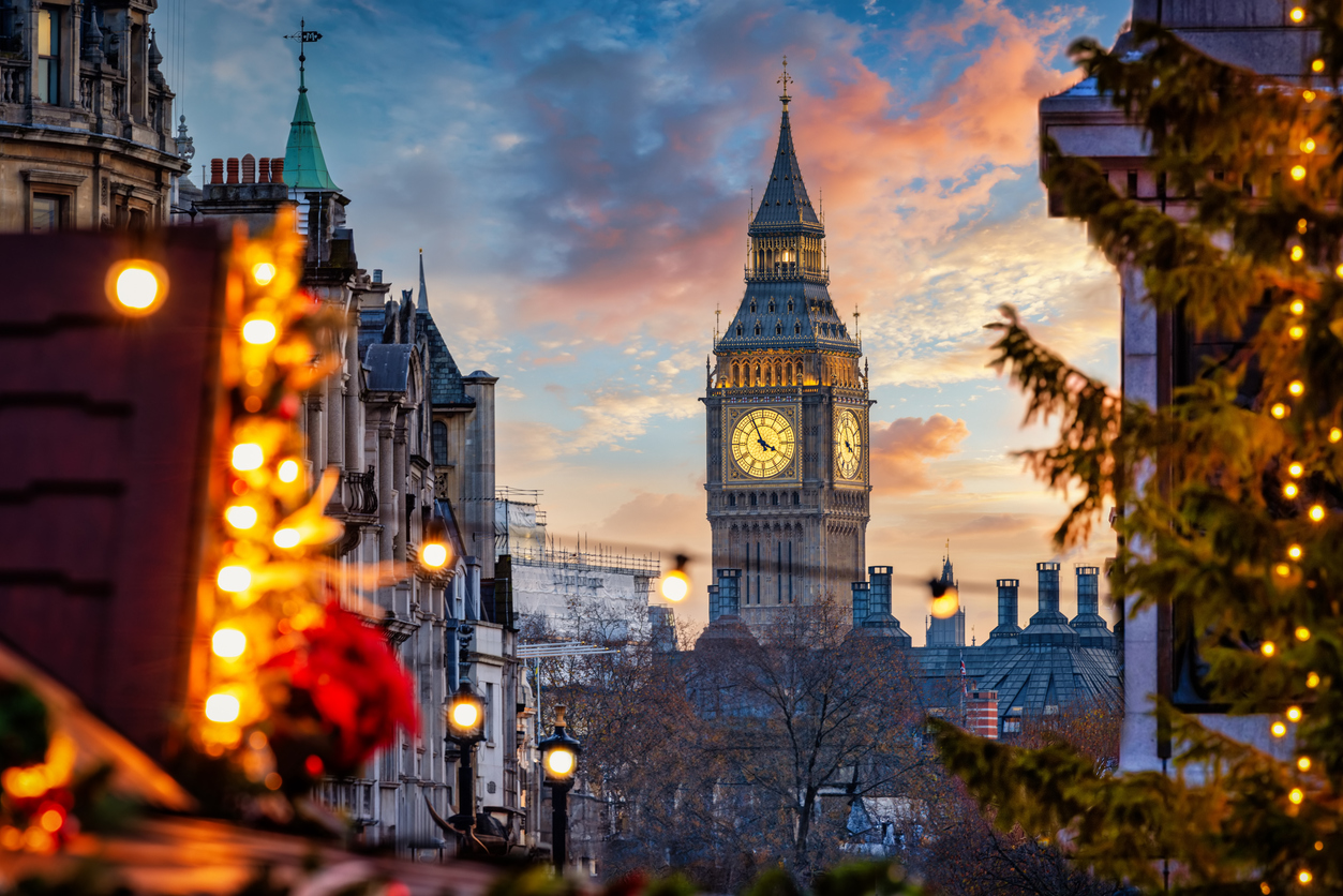 Weihnachten in England: Wunderschöner Blick auf den Big Ben Clocktower in London bei Sonnenuntergang