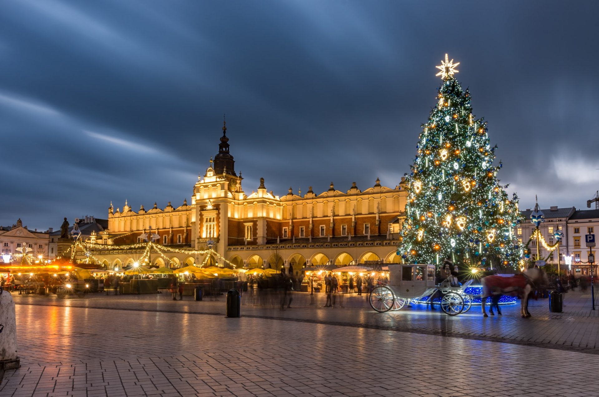 Weihnachten in Polen, Krakau: Hauptmarkt und Tuchhalle in der Wintersaison, Weihnachtsmärkte mit Weihnachtsbaum geschmückt.