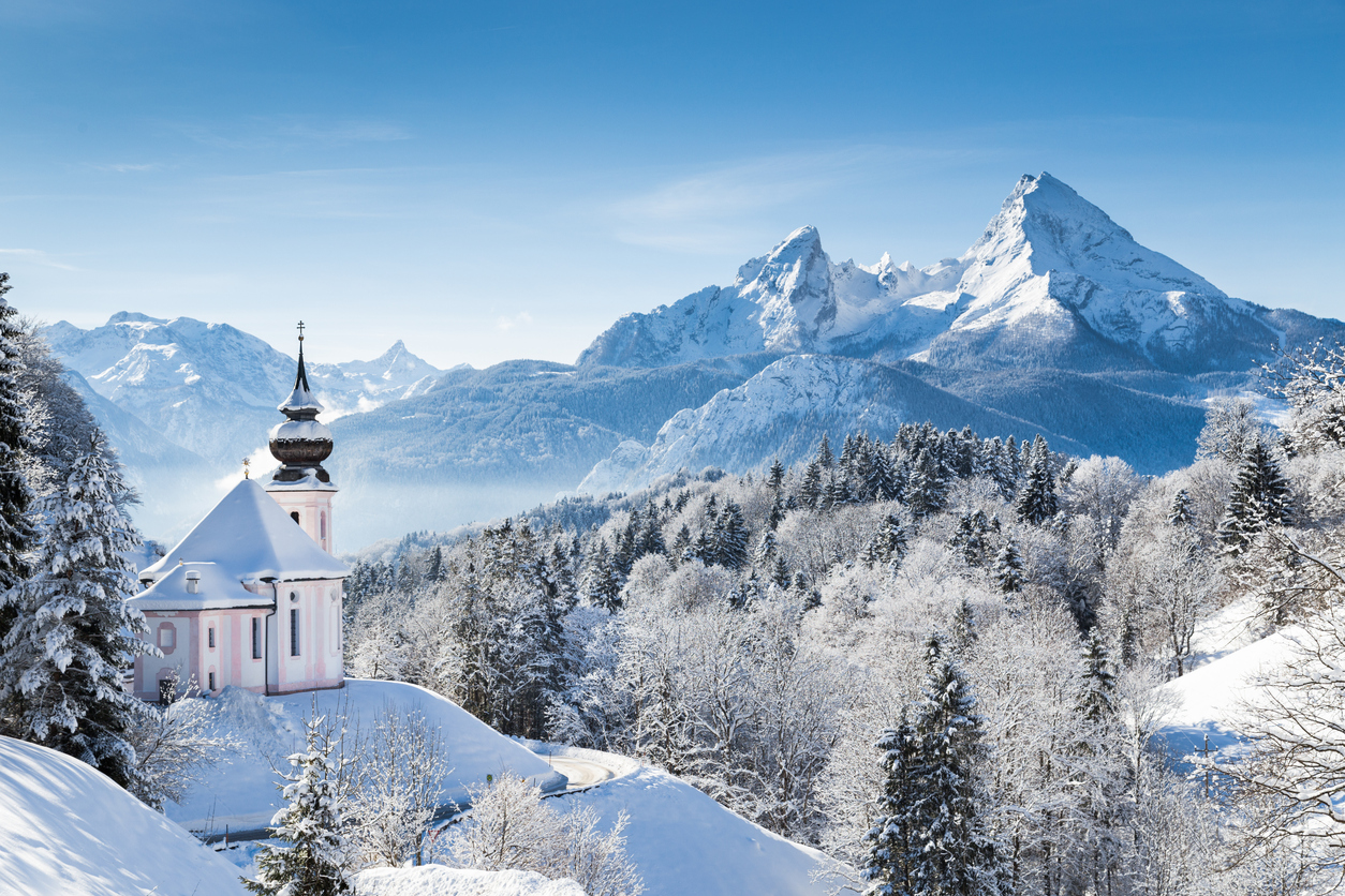 Wo kann man Weihnachten günstig Urlaub machen in Deutschland? Kirche Maria Gern mit Watzmann im Winter, Berchtesgadener Land, Bayern, Deutschland
