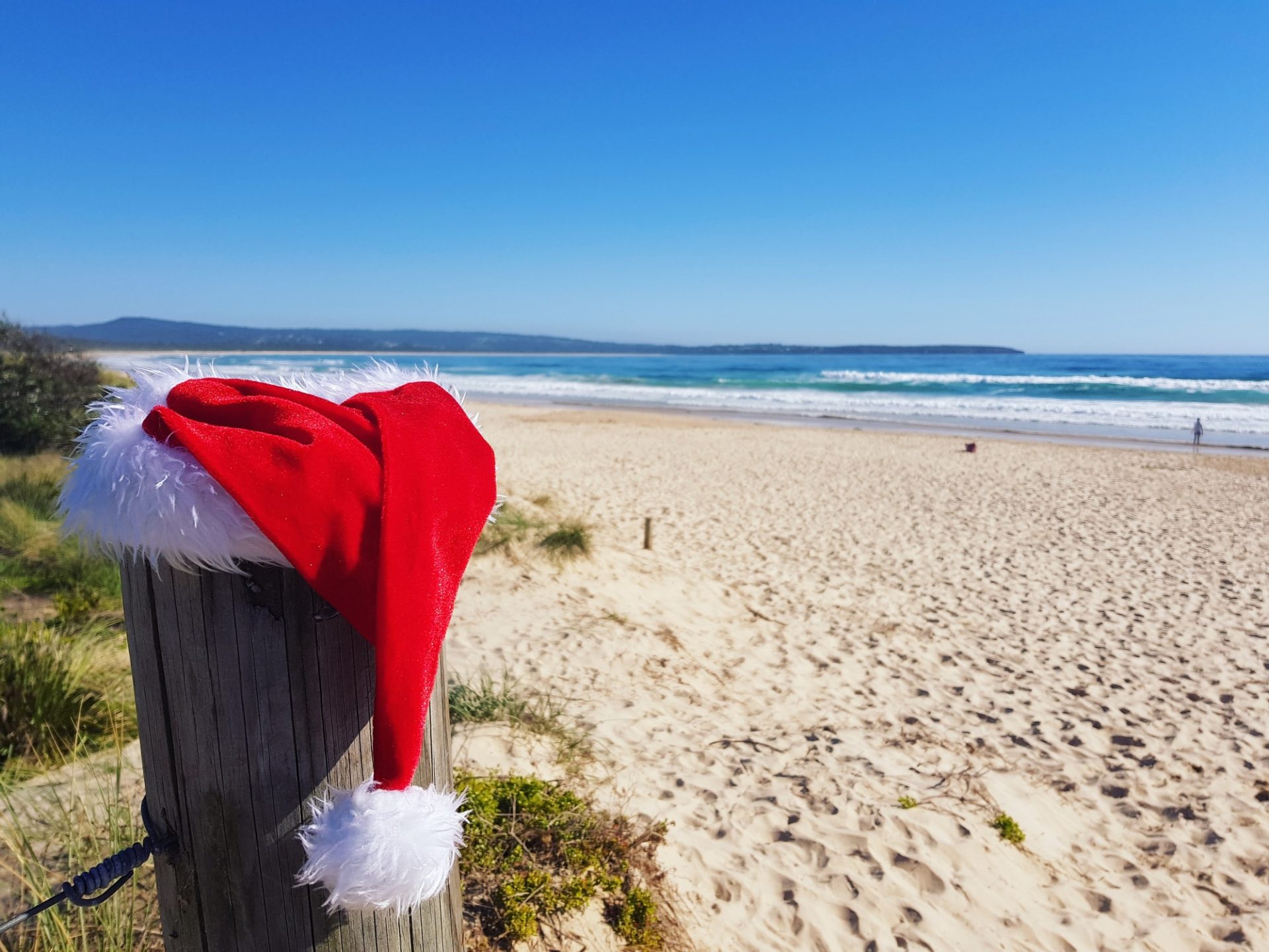 Weihnachten in Australien: Sonniger Strand mit Weihnachtsmütze