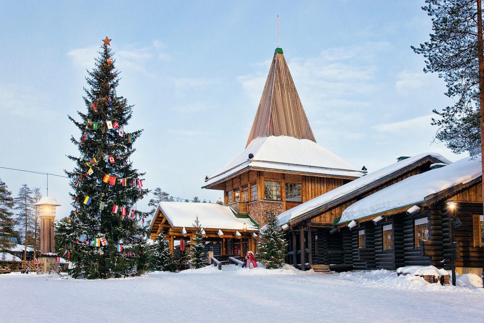 Weihnachten in Finnland: Santa Claus Village mit Weihnachtsbaum.