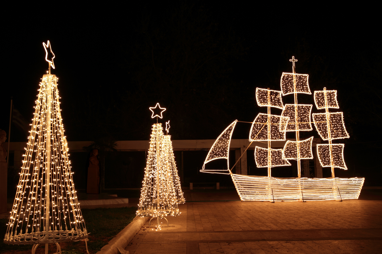 Weihnachten in Griechenland: In der griechischen Tradition (vor allem auf den Inseln) ist es üblich, zu Weihnachten anstelle eines Baumes ein Schiff zu schmücken.