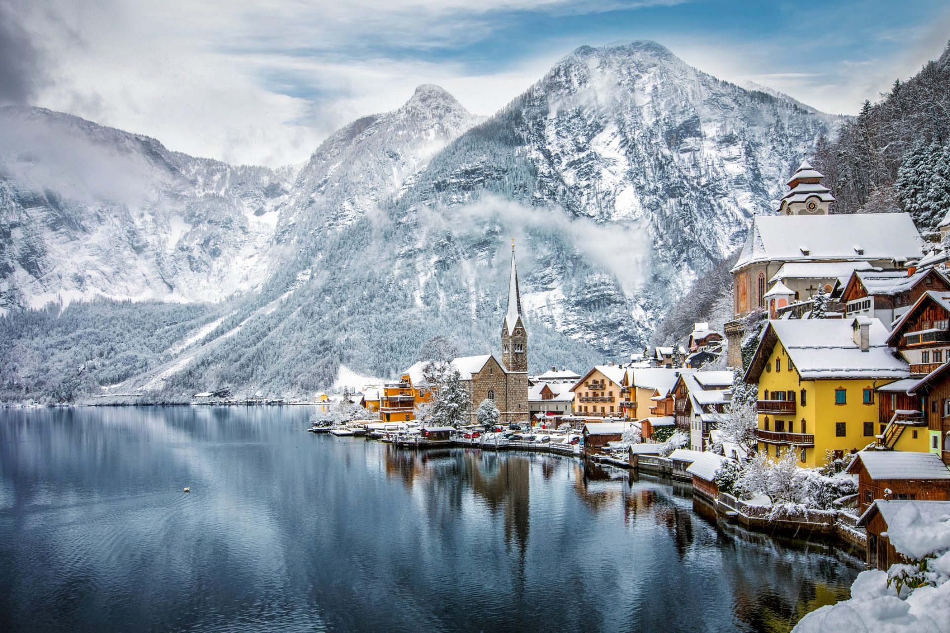 Weihnachten in Österreich: Das schneebedeckte Dorf Hallstatt in den österreichischen Alpen im Winter.
