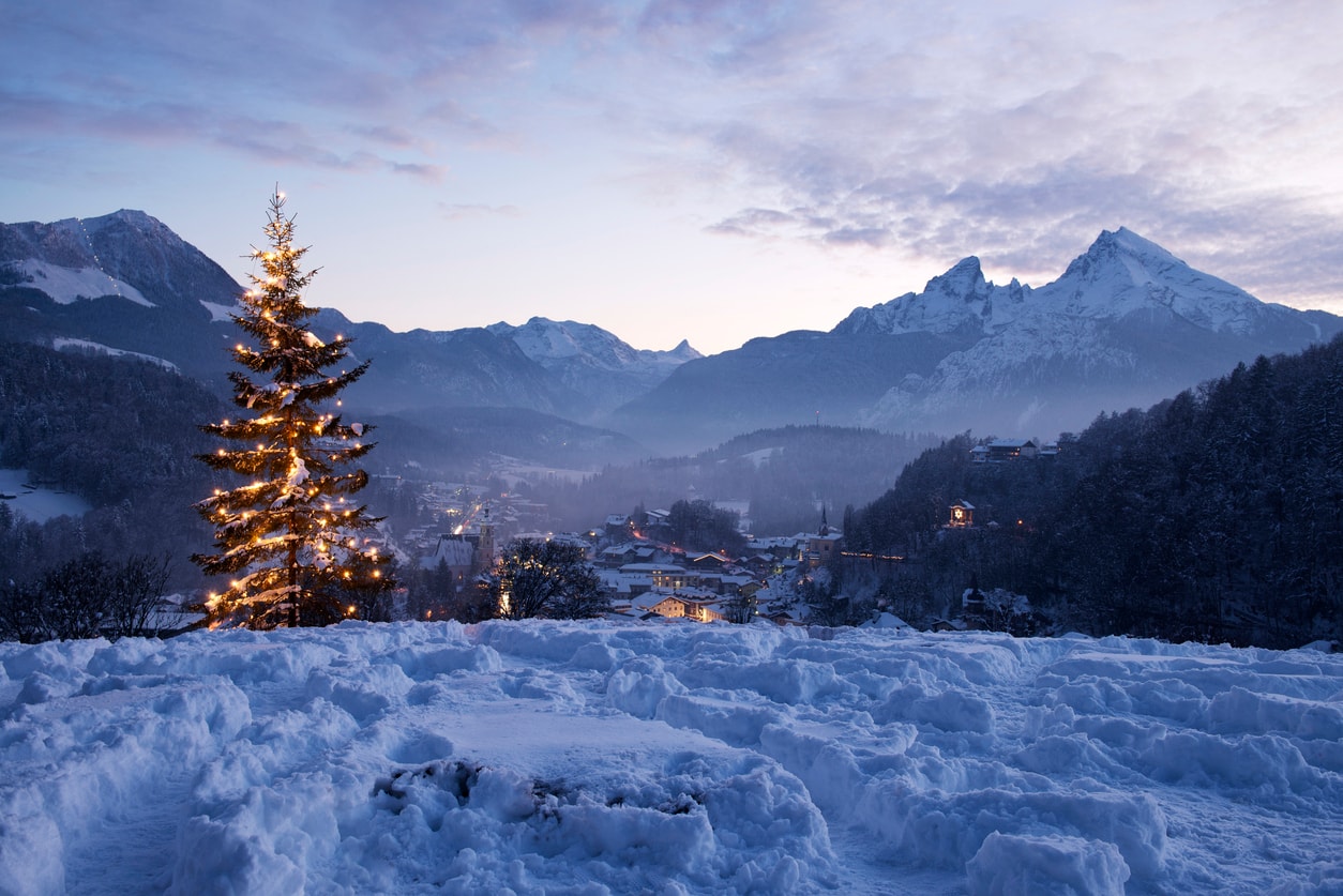 Weihnachten in den Bergen: Weihnachtsbaum am Lockstein bei Sonnenuntergang vor dem Watzmann, Berchtesgaden, Deutschland.