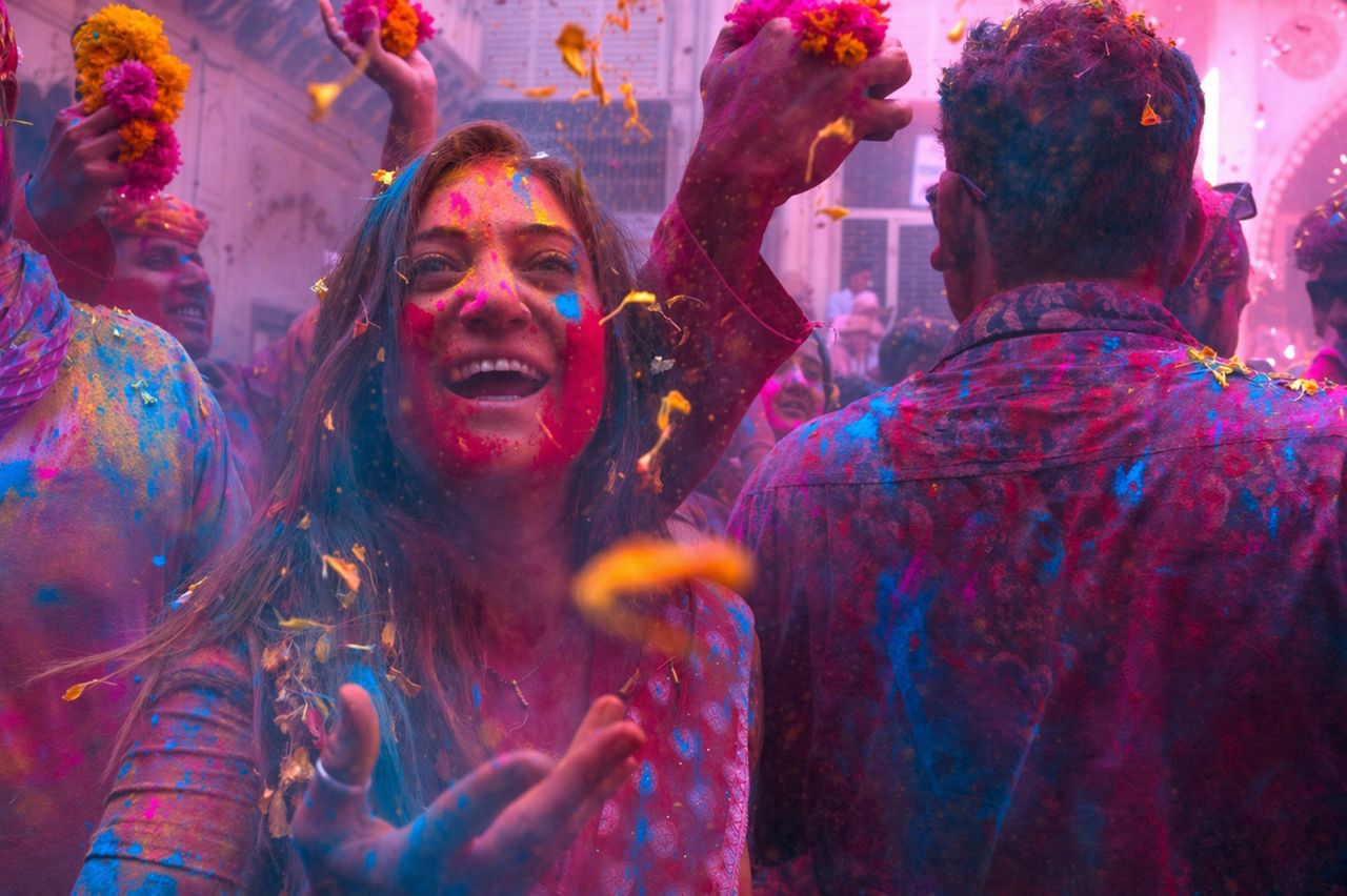 Lebhafte Szene von Menschen, die das bunte Holi-Festival in Indien genießen.