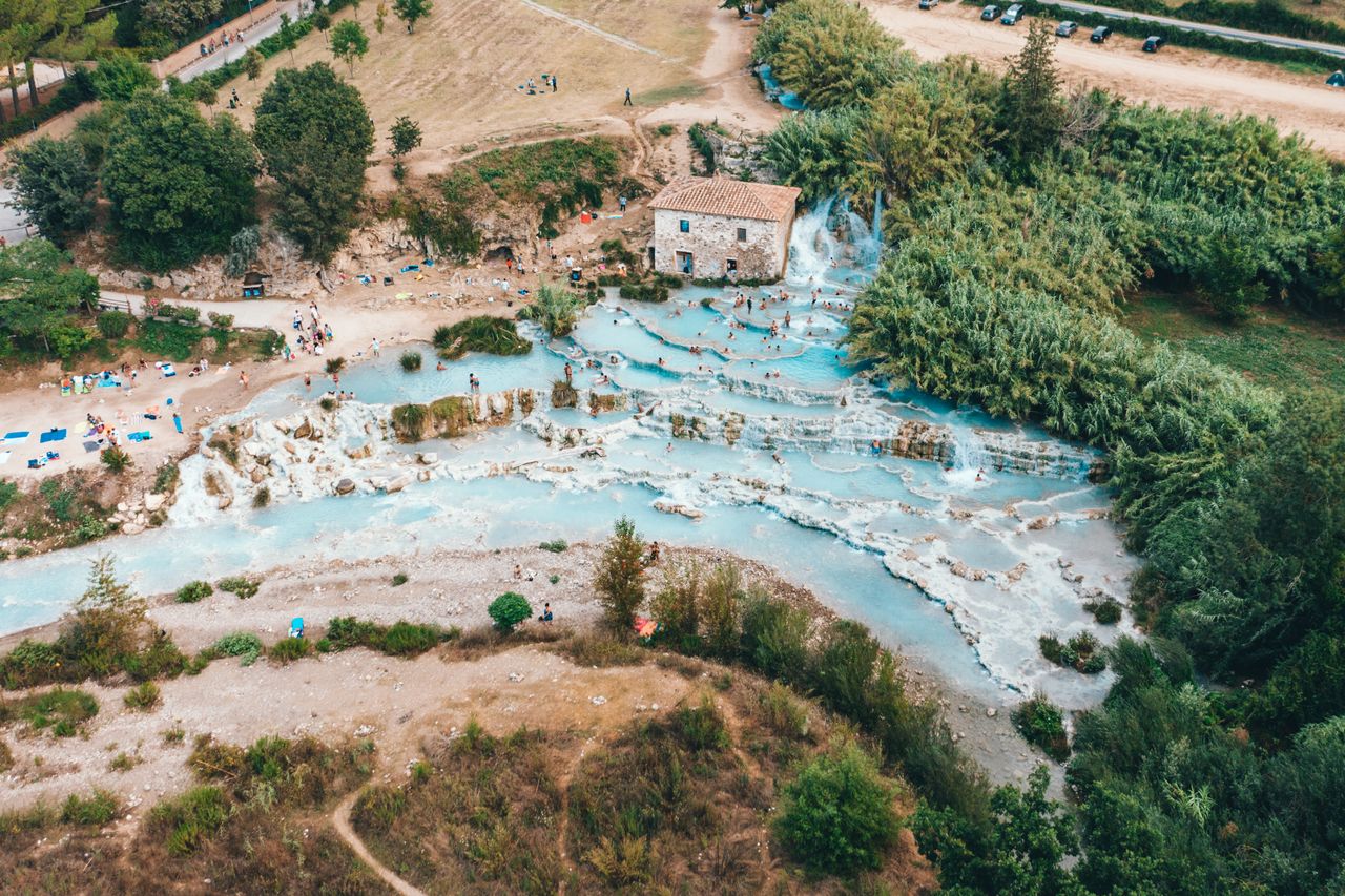Beeindruckende Luftaufnahme der berühmten Thermalquellen von Saturnia, eingebettet in die üppige Landschaft der Toskana.