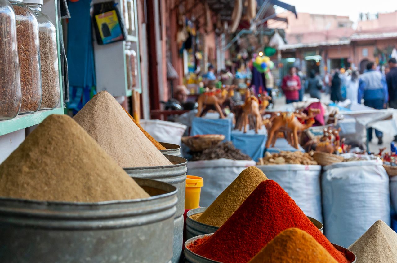 Lebendige Gewürze, die auf einem traditionellen marokkanischen Markt tagsüber ausgestellt sind.