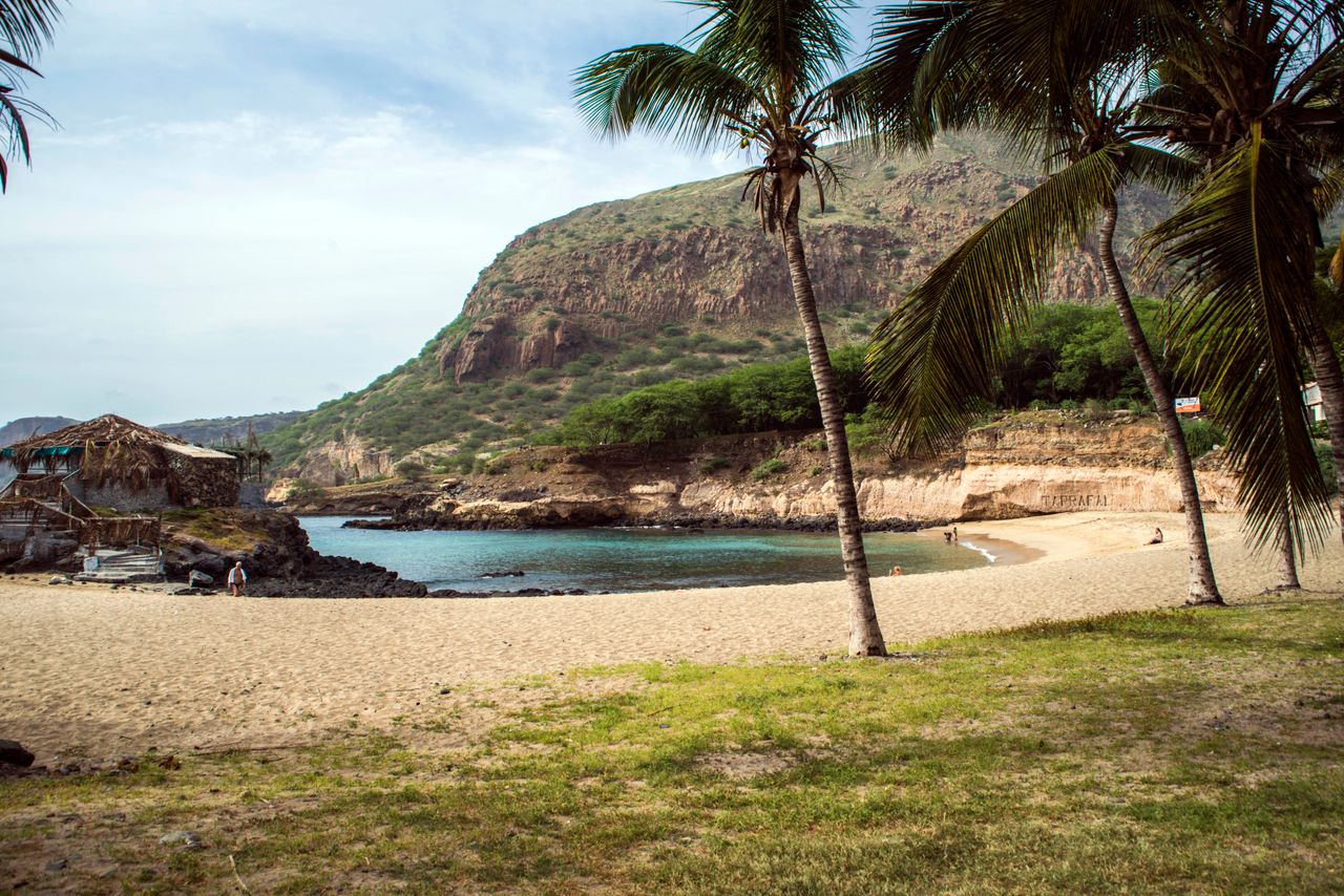 Tropischer Strand in São Lourenço dos Órgãos, Kap Verde, mit üppigem Grün und ruhigem Wasser.